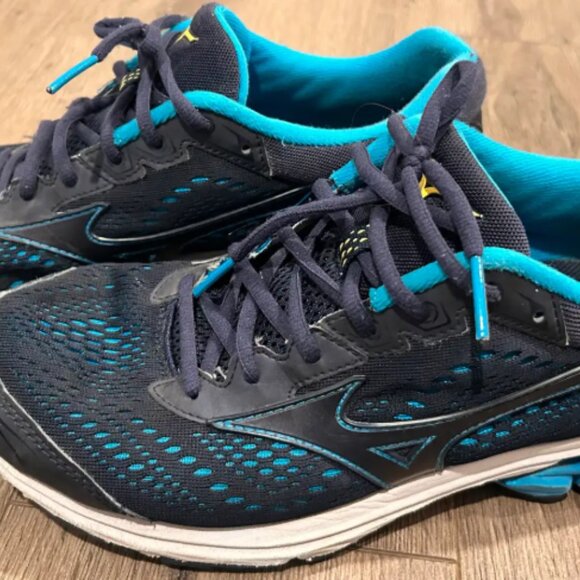 Mizuno Running Shoes (Size 10.5) - Picture 3 of 6